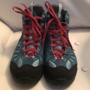 New Merrell hiking boots size 7.5.